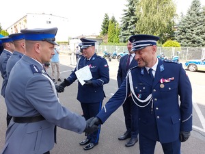 I Zastępca Komendanta Wojewódzkiego Policji w Rzeszowie podinsp. Piotr Stępka podczas wręczania rozkazów personalnych