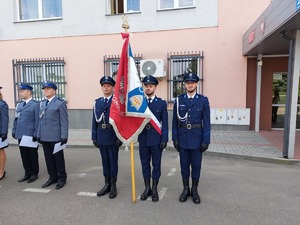 Policjanci przy sztandarze policji