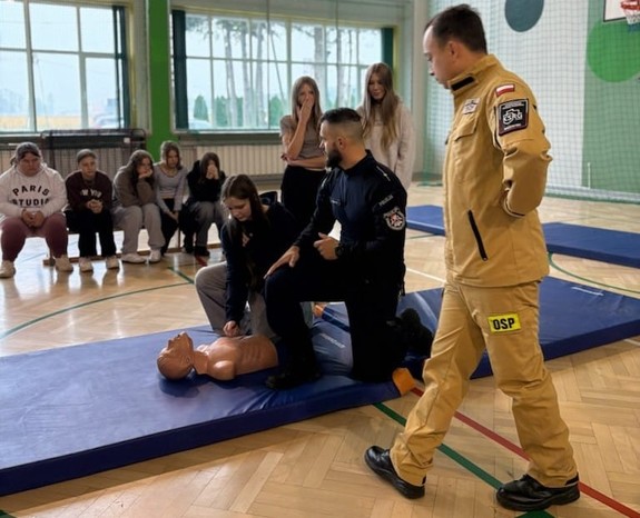 Dzielnicowy podczas szkolenia z udzielania pierwszej pomocy przedmedycznej