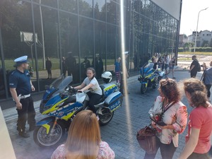 Policjanci asystują dzieciom podczas prezentacji policyjnych pojazdów.