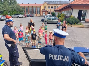 Policjant opowiada o zasadach bezpieczeństwa w ruchu drogowym.