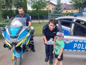 Policjanci przyjmują podziękowania za przeprowadzone spotkanie.