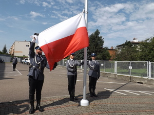 Wciągnięcie flagi państwowej na maszt.