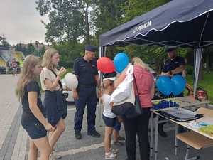 Policjanci opowiadają uczestnikom o codziennej pracy