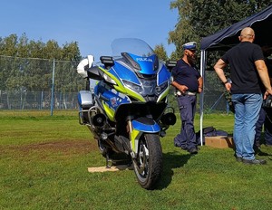 Policjant RD wraz z motocyklem