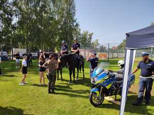Policjanci na koniach oraz policjant RD z motocyklem