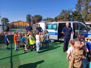 Policjanci podczas spotkania z przedszkolakami.