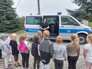 Policjantka podczas spotkania z przedszkolakami w Nagawczynie