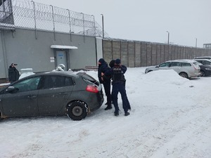 Policjanci zatrzymują w pościgu dwóch mężczyzn