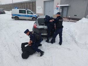 Policjanci stosują środki przymusu bezpośredniego