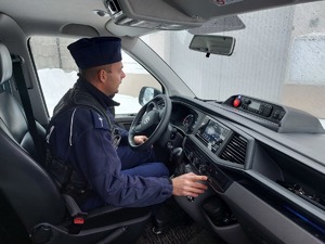 Policjant informuje oficera dyżurnego Policji o zatrzymaniu dwóch agresywnych mężczyzn