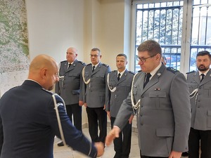 Insp. Jerzy Mazur przyjmuje meldunek od prowadzącego ceremonię ślubowania.