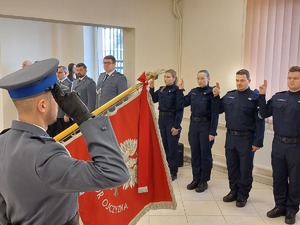 Nowi policjanci wypowiadają słowa przysięgi