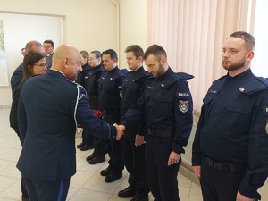 Insp. Jerzy Mazur wręcza legitymacje służbowe nowym policjantom