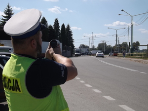 Policjant podczas pomiaru prędkości.