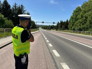 Policjant podczas pomiaru prędkości