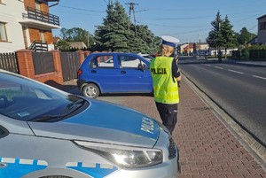 Policjantka podczas pomiaru prędkości