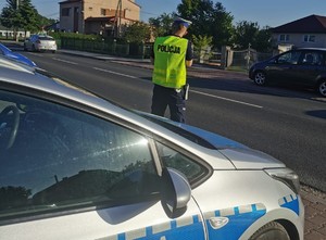 Policjant podczas pomiaru prędkości