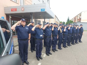 Policjanci oddają hołd zmarłemu żołnierzowi.