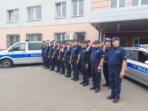 Policjanci oddają hołd zmarłemu żołnierzowi.