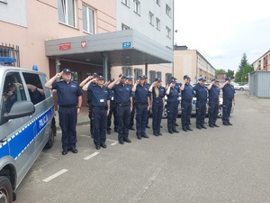 Policjanci oddają hołd zmarłemu żołnierzowi.