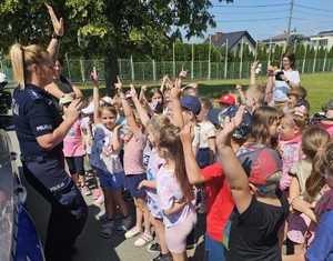 Policjanci podczas wizyty w szkole podstawowej.