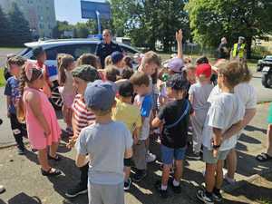 Policjanci podczas wizyty w szkole podstawowej.