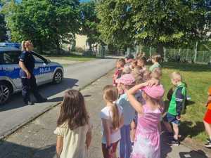 Policjanci podczas wizyty w szkole podstawowej.