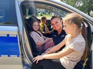 Policjanci podczas wizyty w szkole podstawowej.