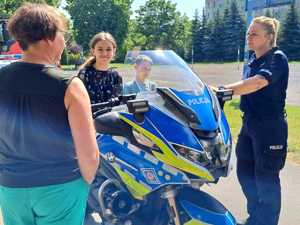 Policjanci podczas wizyty w szkole podstawowej.