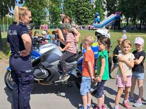 Policjanci podczas wizyty w szkole podstawowej.