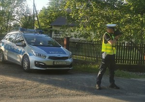 Policjant podczas pomiaru prędkości