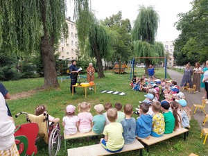 Policjantka podczas pogadanki z dziećmi