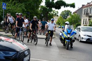 Funkcjonariusze czuwający nad bezpieczeństwem uczestników rajdu