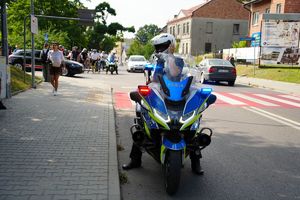 Policjant dębickiej drogówki podczas zabezpieczenia rajdu