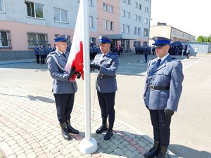 Policjanci podczas wciągania flagi państwowej na maszt