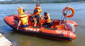 Policjanci i strażacy wypływają na zalew w Strzegocicach