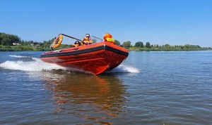 Mundurowi podczas patrolowania wód zalewu