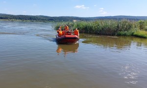 Funkcjonariusze kontrolują brzegi zalewu