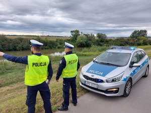 Policjanci sprawdzają stan rzeki Wisłoka