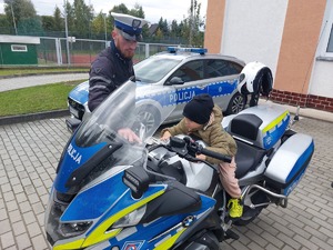 Policjanci podczas spotkań z dziećmi