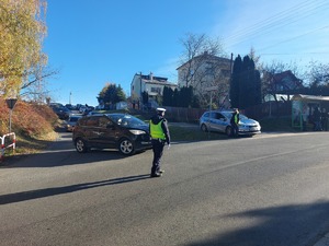 Policjanci WRD w Dębicy czuwają nad bezpieczeństwem odwiedzających groby.