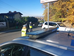 Policjanci WRD w Dębicy czuwają nad bezpieczeństwem odwiedzających groby.