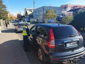 Policjanci WRD w Dębicy czuwają nad bezpieczeństwem odwiedzających groby.