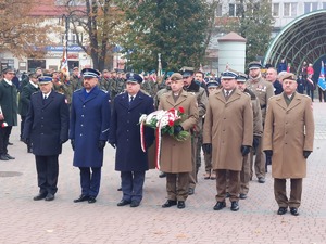 Służby mundurowe podczas składania wieńców