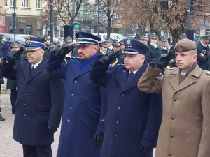 Służby mundurowe podczas oddania honorów bohaterom narodowym