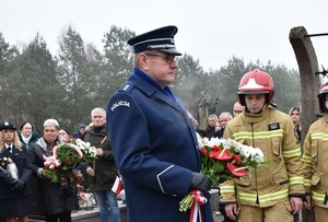 Zastępca Komendanta Powiatowego Policji w Dębicy, kom. Grzegorz Wrona podczas uroczystości w Gminie Dębica