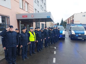 Policjanci składają hołd zmarłemu policjantowi