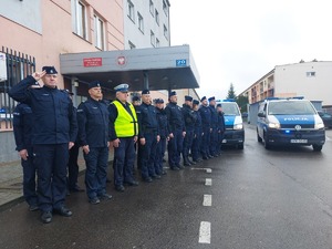 Policjanci składają hołd zmarłemu policjantowi