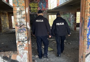 Dzielnicowi podczas obchodu rejonu służbowego